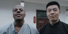 甲亢哥扎馬步呈現痛苦面具,甲亢哥與師父告別時拿錢感謝